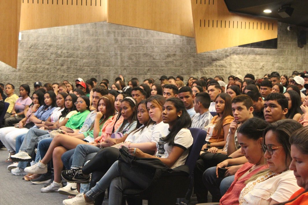 Grupo de estudiantes de areandina.