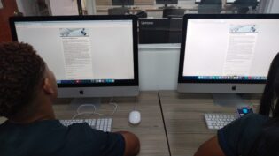 Two students are wachting the computers